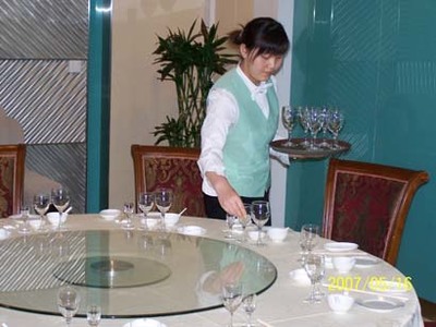 餐飲服務專業素養提升 餐飲部員工擺臺培訓詳解